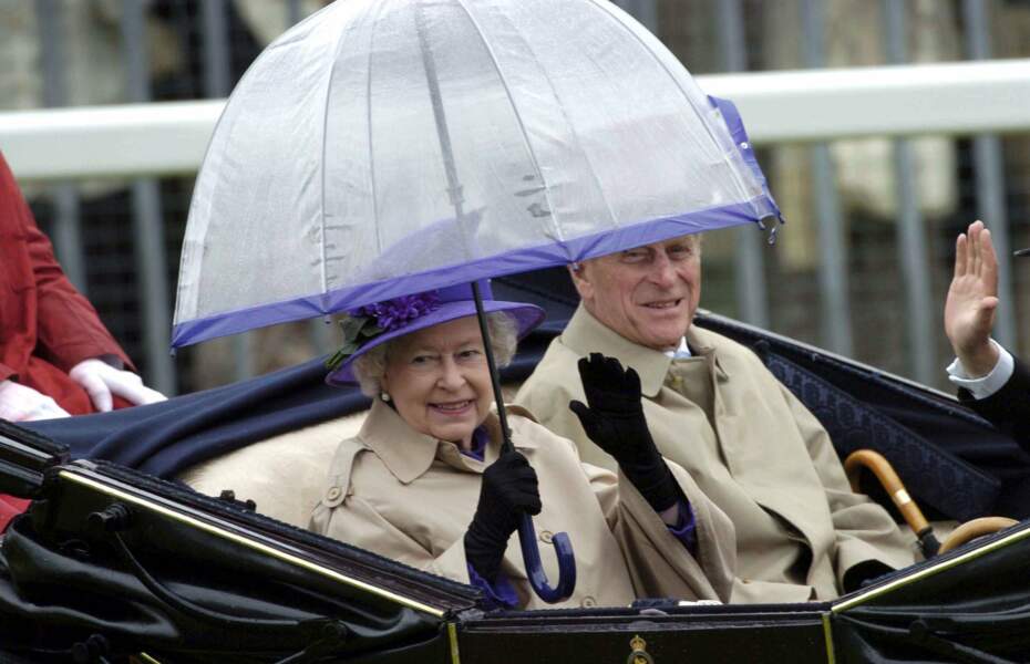 Elisabeth et Philip aiment aussi les balades en carrosse ! Qu'il pleuve…