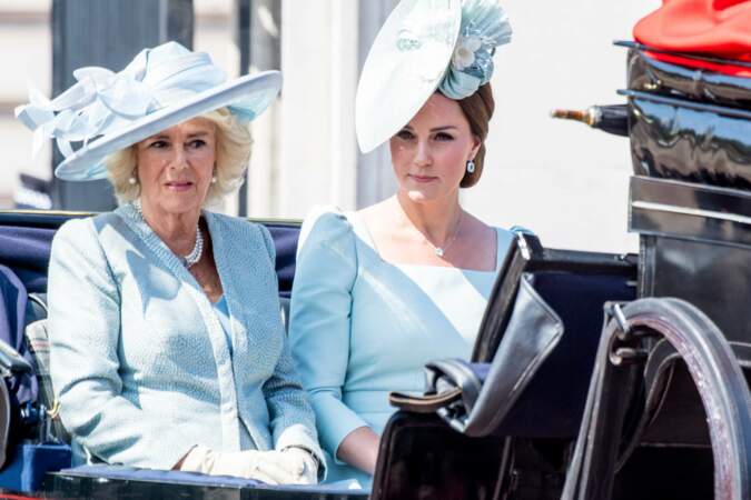 Camilla Parker Bowles et Kate Middleton, en robes bleues assorties