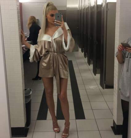 On termine comme souvent avec une fournée de photos sexy : selfie WC publics pour Kylie Jenner en nuisette.
