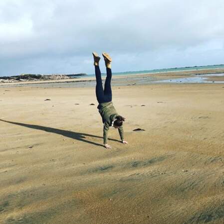 Estelle Denis fait des pirouettes (cacahuètes) sur la plage de Normandie