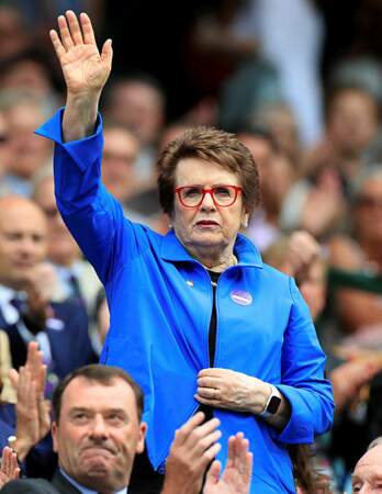 L'ancienne championne Billie Jean King salue la foule, elle qui a remporté 6 fois Wimbledon 