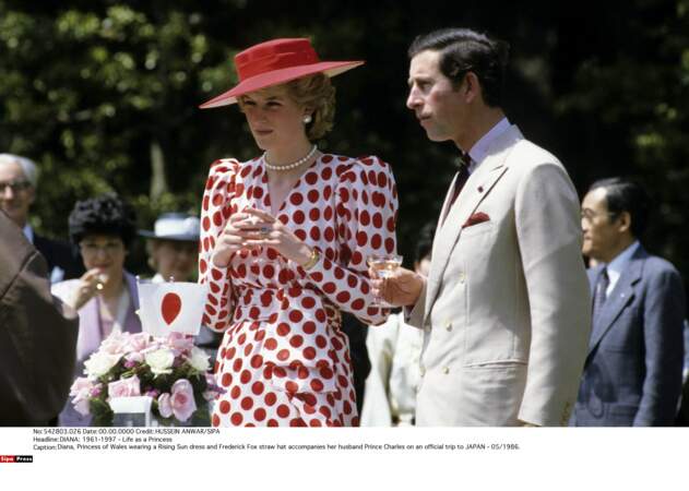 La robe à pois idéale pour un voyage officiel au Japon en 1986