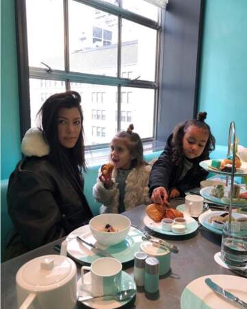 Chic : Kourtney Kardashian a emmené sa fille Penelope et sa nièce North prendre le petit-déj' chez Tiffany's. 