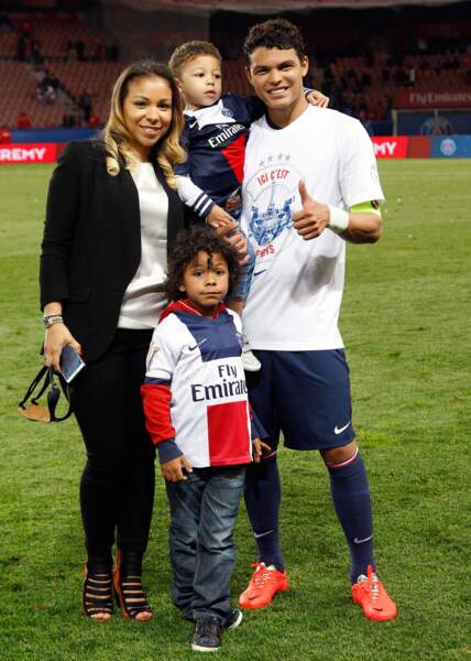 Avec leurs enfants Iago et Isago, la famille fête le titre de champion de France du club de papa