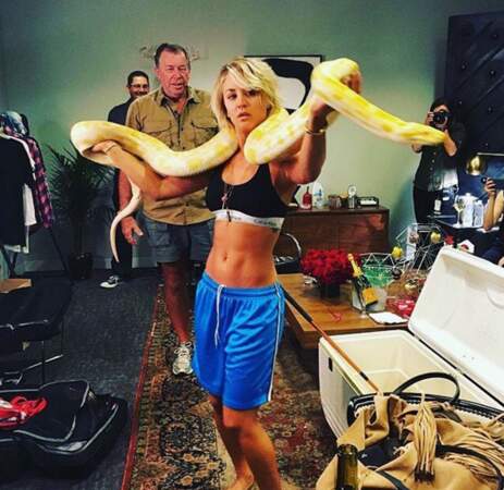 Et Kaley Cuoco en remplaçante de Britney dans I'm a slave 4 you. Serpent Inclus.