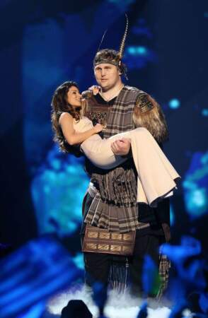 Un viking géant porte la jolie représentante ukrainienne. Sur scène. Normal.