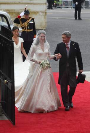 Dans sa robe Alexander McQueen (qui fait aujourd'hui l'objet d'un procès pour plagiat), Kate s'avance avec son père