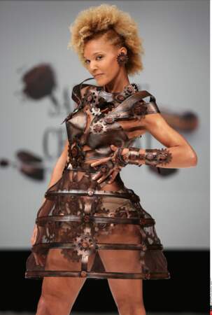 L'animatrice Amanda Scott et sa tenue moderne, au Salon du Chocolat 2016