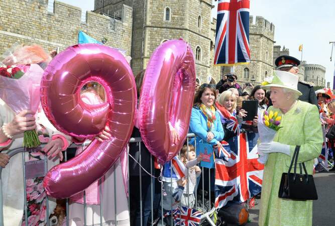 La reine s'offre un vrai bain de foule devant son château de Windsor à l'ouest de Londres