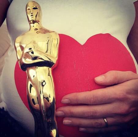Pendant ce temps-là, le baby-bump d'Anne Hathaway posait avec son Oscar. 