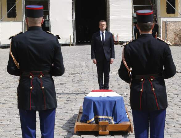 ... avant de se recueillir devant le cercueil de Simone Veil durant une minute de silence