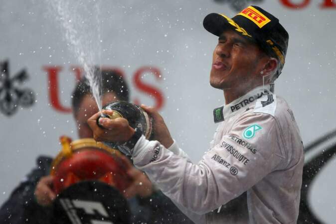 Lewis Hamilton a fait péter le champagne ce dimanche après sa victoire au Grand Prix de Chine ! 