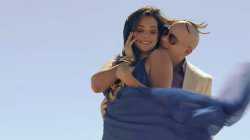 Et en 2001, c'est auprès de Pitbull qu'elle ondule son corps dans le clip de la chanson Rain Over Me