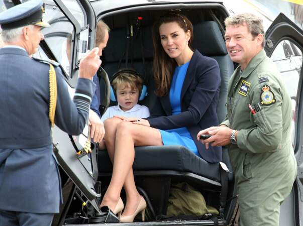 Après cette visite, la famille princière repart comme elle est venue : en hélicoptère !
