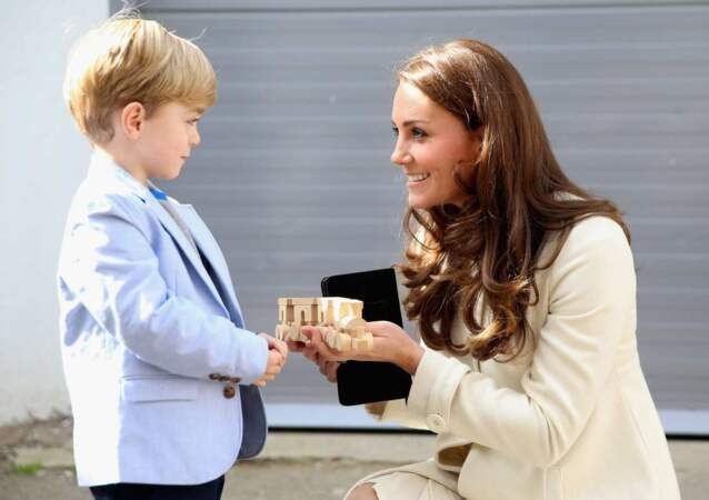 Adorable ! Kate Middleton a reçu un cadeau du petit Oliver Barker alias George  pour son fils, le Prince George