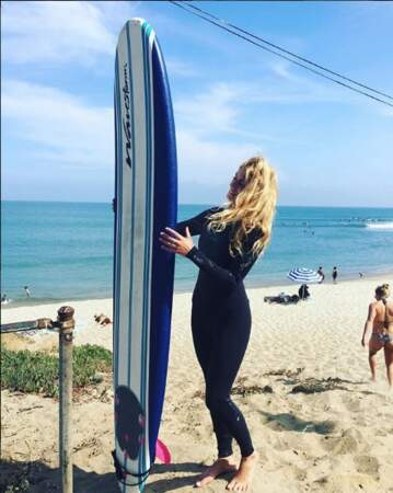 …à Malibu, en Californie, où elle s'essaye au surf