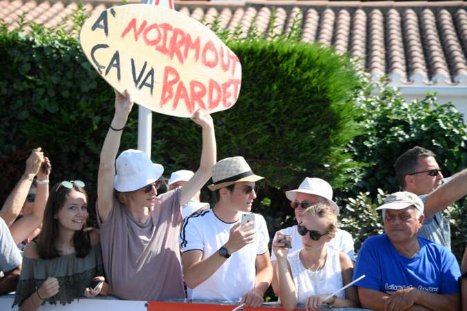 Les supporters du coureur français Romain Bardet donnent dans l'humour