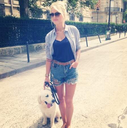 Cette fois-ci, avec son labrador dans les rues de Paris !