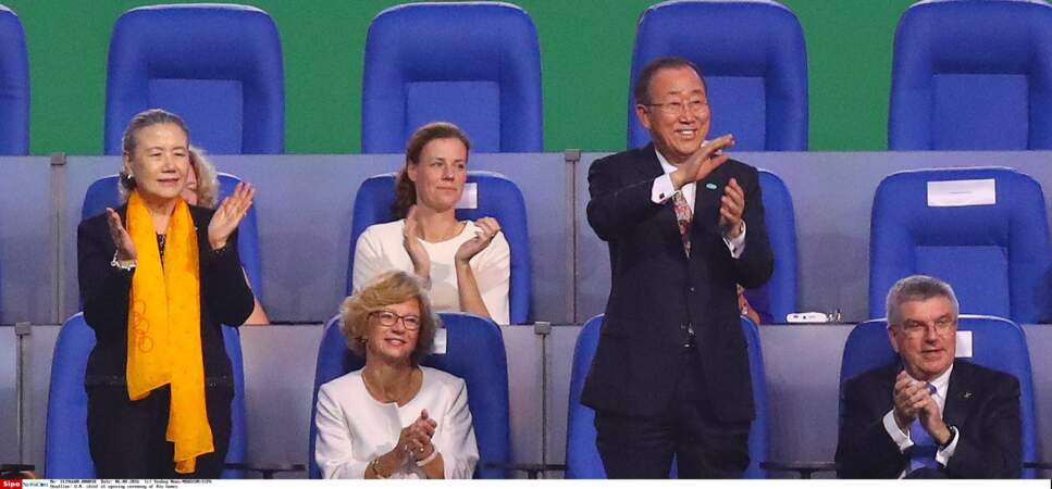… saluée par le secrétaire général des Nations unies Ban Ki-moon et son épouse…