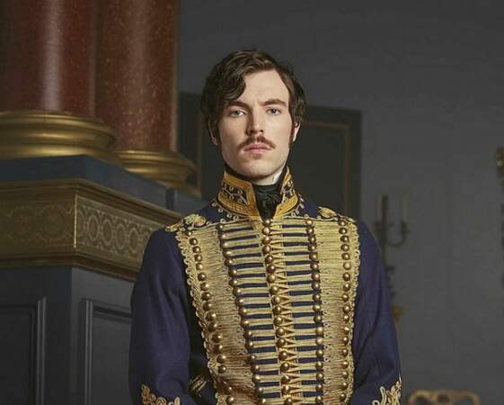 Tom Hugues endosse l'uniforme du prince Albert dans la série Victoria