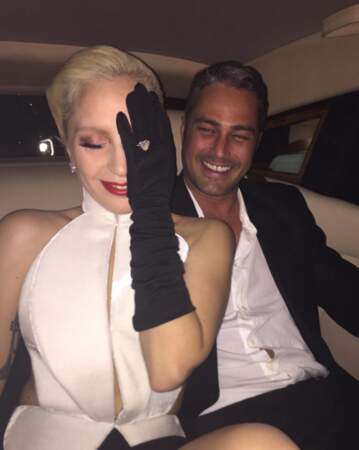 Pour une fois que Lady Gaga fuit les photos ? À moins que ce soit pour montrer son gros caillou...