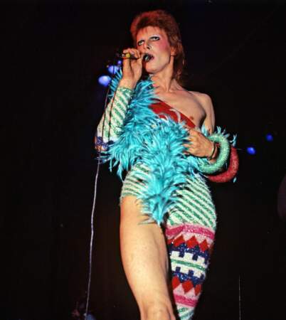 Devenu Ziggy Stardust, il joue de son ambiguité sexuelle…