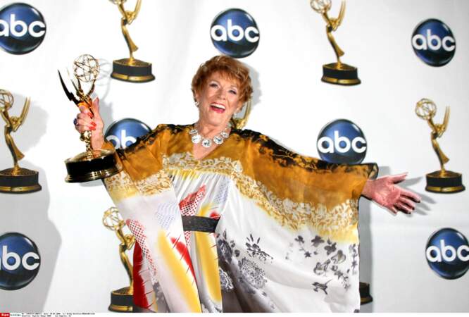 Jeanne Cooper prend une pause naturelle après avoir gagné un prix à la cérémonie des Daytime Emmys 2008.