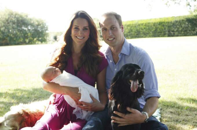 Août 2013, première photo familiale officielle dans le jardin des grands-parents Middleton