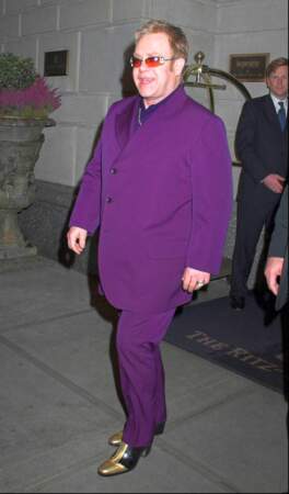 Entre or et violet flashy, à la sortie de son hôtel à New York, en novembre 2015
