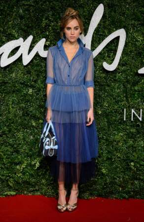 Suki Waterhouse, la girlfriend de Bradley Cooper, avait choisi la même couleur de robe : le bleu ! 