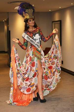 En tenue africaine, pour représenter son pays lors de l'élection de Miss Monde 2014