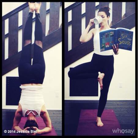 Jessica Biel fait encore mieux : faire du yoga, lire et boire du thé en même temps. 