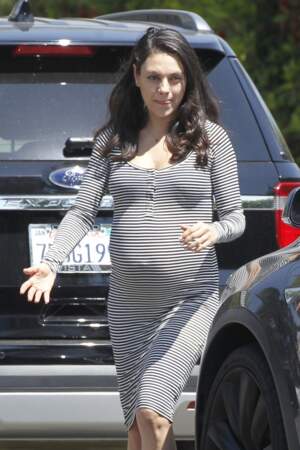 Mila Kunis à Los Angeles : un ventre déjà bien arrondi 