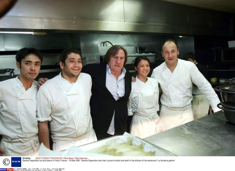 Gérard Depardieu pose en 2007 avec l'équipe dirigée par le Chef Laurent Audiot