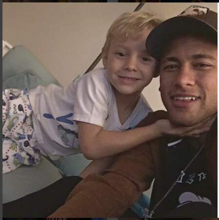 Neymar craque pour la blondeur de son petit Davi Lucca, bientôt 5 ans