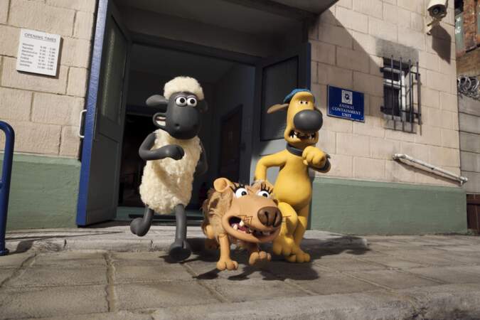 Shaun le mouton, en mode évasion, avec Bitzer, le chien de garde, et Slip, la chienne de la fourrière
