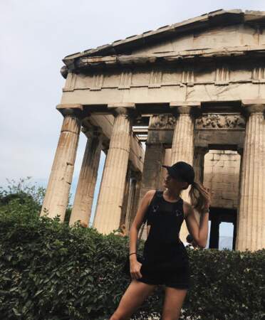 Josephine Skriver est en vacances en Grèce. 