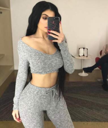 Et Kylie Jenner prouve qu'on peut être sexy en portant du tricot ! 