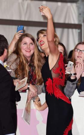 Artiste internationale de l'année, Taylor Swift a fait des selfies avec les fans