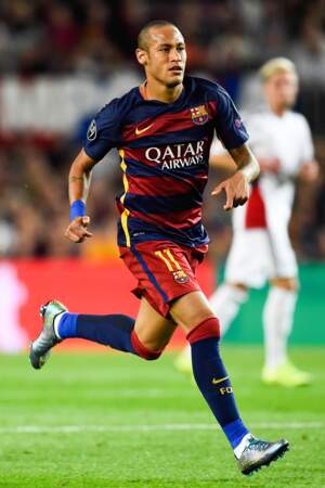 Neymar, en 2015, ose la tête rasée sous le maillot du FCBarcelone