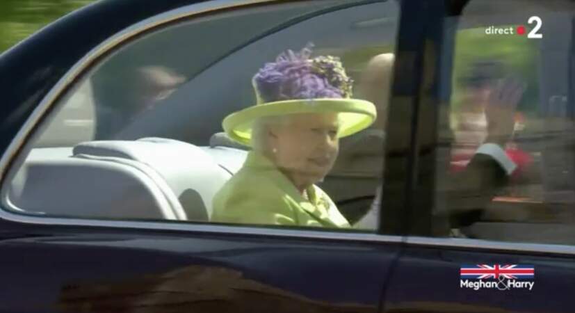 La reine en vert aux côtés du Duc d'Edimbourg 