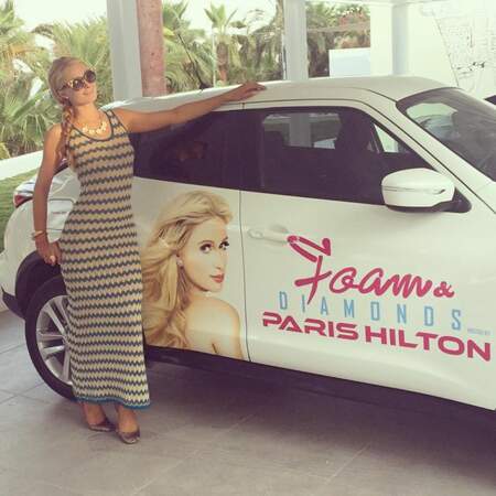 Paris Hilton se déplace avec une voiture à son effigie. Tout va bien. 