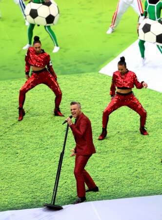 Robbie Williams et son costume à motifs léopard donne tout !