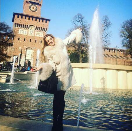 Emilie Nef Naf heureuse devant une fontaine