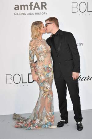 Paris Hilton et son boyfriend Chris Zylka affiche leur amour lors du gala de l'amfAR