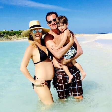 Alors que Molly Sims affiche fièrement son baby-bump au Bahamas