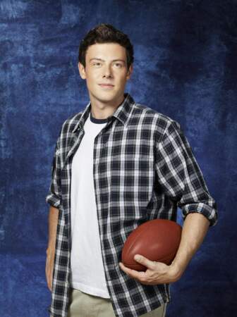 Du haut de ses 16 ans, Finn est le quaterback à la voix d'or du lycée McKinley dans Glee.