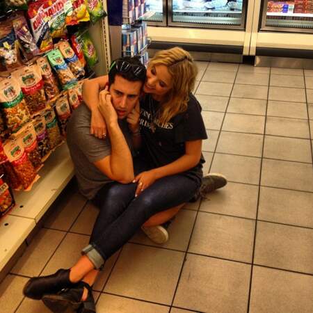 Euh Ashley, cela ne se fait pas de s'asseoir dans un supermarché !!!