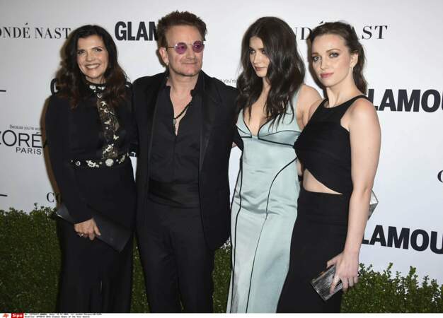 Bono et ses drôles de dames (sa femme et ses filles), presque seul homme de ce tapis rouge ! Il en a de la chance !
