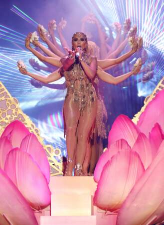 Telle une déesse hindoue Jennifer Lopez Interprète El Anillo aux Billboard Latin Music Awards 2018.